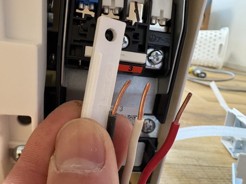 ケーブルの被覆を剥く様子