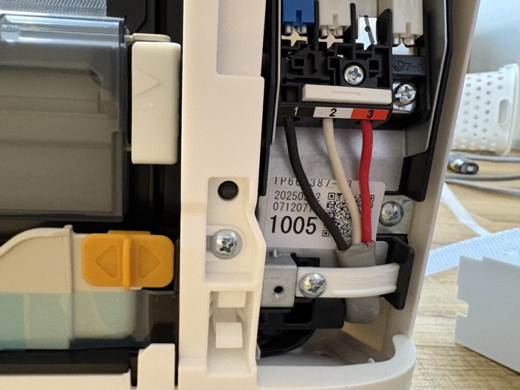 端子台にケーブルを接続する様子