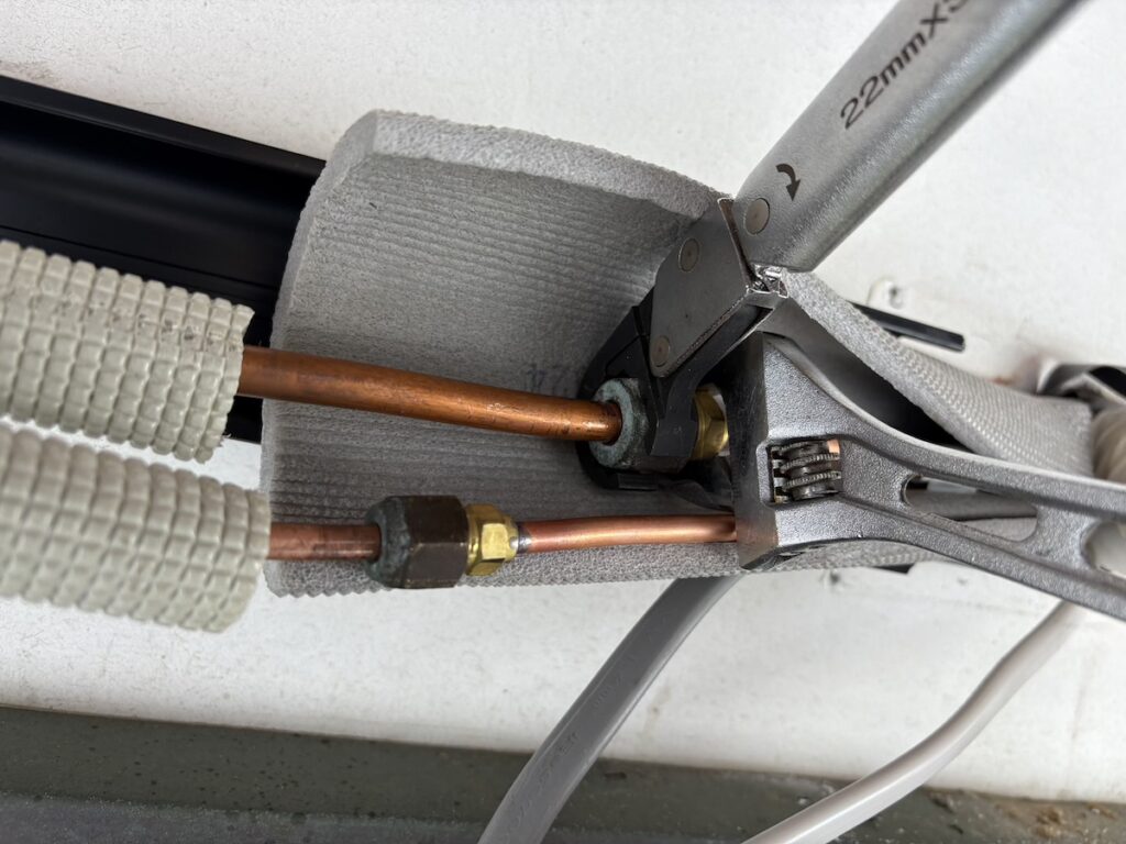 トルクレンチで本締めする様子