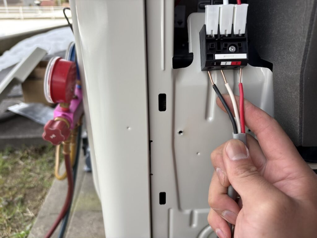 室外機にケーブルを接続する様子